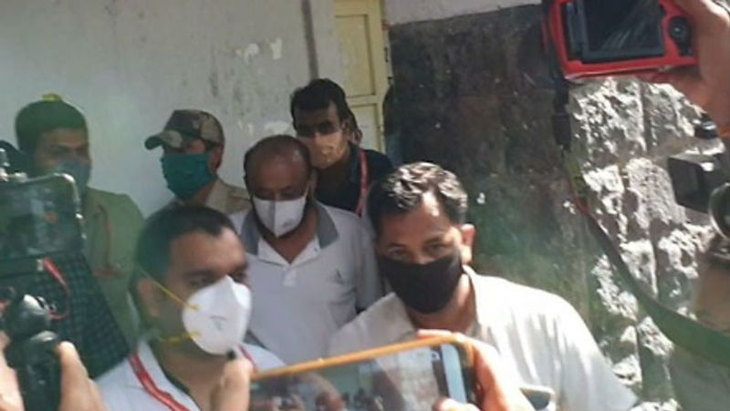 उल्लेखनीय है कि इंदौर नगर निगम के एक इंजीनियर हरभजन सिंह की शिकायत पर पुलिस ने 19 सितंबर 2019 को हनी ट्रैप मामले का खुलासा किया था। जीतू भी इन वीडियो के जरिये अड़ीबाजी करता था। यह 7 महीने से फरार था। इसे पकड़ने 1.6 लाख रुपये का इनाम घोषित किया गया था। अदालत ने जीतू को 3 जुलाई तक पुलिस रिमांड में भेज दिया है। आगे पढ़िए दबंग अखबार के मालिका का खेल..