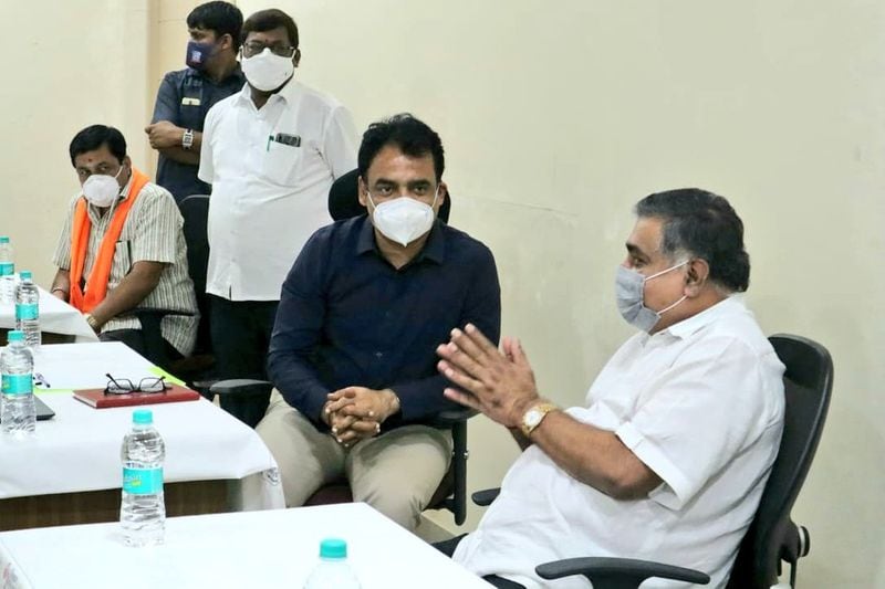 ಸರ್ಕಾರದ ನಿಯಮದಂತೆ ರೋಗಿಗಳ ವೆಚ್ಚವನ್ನು ಸರ್ಕಾರವೇ ಭರಸಲಿದೆ. ಆ ಮೊತ್ತವನ್ನು ಆಸ್ಪತ್ರೆಗಳಿಗೆ ಪಾವತಿ ಮಾಡಲಿದೆ. ಯಾವುದೇ ಕಾರಣಕ್ಕೂ ಸೋಂಕಿತರಿಗೆ ತೊಂದರೆಯಾಗಲು ಬಿಡುವುದಿಲ್ಲ. ಸದ್ಯದ ಸ್ಥಿತಿ ನೋಡಿದರೆ ಮುಂದಿನ ದಿನಗಳಲ್ಲಿ ಮತ್ತಷ್ಟು ಗಂಭೀರ ಸನ್ನಿವೇಶ ಎದುರಾಗುವ ಸಾಧ್ಯತೆ ಇದೆ. ಜಿಲ್ಲಾಡಳಿತ ಕ್ಲಿಷ್ಟಕರ ಪರಿಸ್ಥಿತಿಯನ್ನು ನಿಭಾಯಿಸಲು ಸಿದ್ಧವಾಗಿದೆ. ತಕ್ಷಣಕ್ಕೆ ನಾಲ್ಕು ಆಂಬುಲೆನ್ಸ್ ಅಗತ್ಯವಿದ್ದು, ಖರೀದಿ ಮಾಡುವಂತೆ ಜಿಲ್ಲಾಧಿಕಾರಿಗಳಿಗೆ ಸೂಚನೆ ನೀಡಿದ್ದೇನೆ ಎಂದ ಡಾ.ಅಶ್ವತ್ಥನಾರಾಯಣ