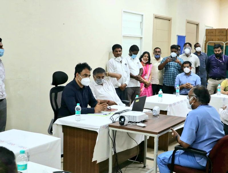 ಕೊರೋನಾ ಸೋಂಕಿತ ರೋಗಿಗಳಿಗೆ ಜಿಲ್ಲೆಯಲ್ಲಿ ಮೀಸಲಾಗಿರುವ ರಾಜರಾಜೇಶ್ವರಿ ಹಾಗೂ ದಯಾನಂದ ಸಾಗರ್ ಆಸ್ಪತ್ರೆಗೆ ಭಾನುವಾರ ಭೇಟಿ ನೀಡಿ ಪರಿಶೀಲನೆ ನಡೆಸಿದ ಉಪಮುಖ್ಯಮಂತ್ರಿ ಡಾ.ಸಿ.ಎನ್.ಅಶ್ವತ್ಥ್ ನಾರಾಯಣ