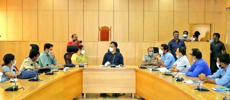 ಮೊದಲು ಈ ಕಾಲೇಜಿಗೆ ಜಿಲ್ಲಾಧಿಕಾರಿ ಅರ್ಚನಾ, ಜಿಪಂ ಸಿಇಒ ಇಕ್ರಂ ಹಾಗೂ ಜಿಲ್ಲಾ ಆರೋಗ್ಯಾಧಿಕಾರಿ ಡಾ. ನಿರಂಜನ ಅವರೊಂದಿಗೆ ಭೇಟಿ ನೀಡಿದ ಡಿಸಿಎಂ, ಕಾಲೇಜಿನ ಪ್ರಾಂಶುಪಾಲ ಡಾ. ನವೀನ್ ಜತೆ ಮಾತುಕತೆ ನಡೆಸಿದರು. ಇಲ್ಲಿ ಜಿಲ್ಲೆಯ 600 ರೋಗಿಗಳಿಗೆಗೆ ಚಿಕಿತ್ಸೆ ನೀಡಲು ರಾಜ್ಯ ಸರ್ಕಾರ ಒಪ್ಪಂದ ಮಾಡಿಕೊಳ್ಳಲಿದೆ ಎಂದು ತಿಳಿಸಿದರು.