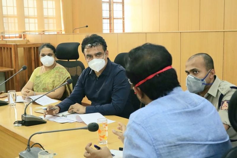 ಸದ್ಯಕ್ಕೆ 34 ಕೋವಿಡ್ ರೋಗಿಗಳು ಇಲ್ಲಿ ಚಿಕಿತ್ಸೆ ಪಡೆಯುತ್ತಿದ್ದು, ಆ ಪೈಕಿ 17 ಮಂದಿ ರಾಮನಗರ ಜಿಲ್ಲೆಯವರು. ಆಸ್ಪತ್ರೆಯ ಸುತ್ತ ನೈರ್ಮಲ್ಯ ಕಾಪಾಡಿಕೊಳ್ಳಬೇಕು. ಸಮರ್ಪಕವಾಗಿ ಸ್ಯಾನಿಟೈಸ್ ಮಾಡಿ ಸ್ವಚ್ಛತೆ ಕಾಪಾಡಬೇಕು. ಕೂಡಲೇ ನೋಡಲ್ ಅಧಿಕಾರಿಯನ್ನು ನೇಮಿಸಿ ಆಸ್ಪತ್ರೆ ಬಳಿ ಪೊಲೀಸ್ ಔಟ್ಪೋಸ್ವ್ ತೆರೆಯುವಂತೆ ಅಧಿಕಾರಿಗಳಿಗೆ ಸೂಚಿಸಿದರು.