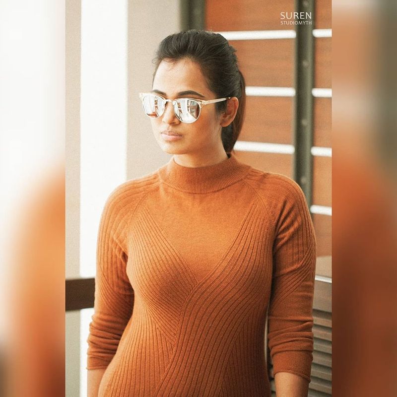 கவர்ச்சியில் அட்டகாசம் காமிக்கும் ரம்யா பாண்டியன் ஹாட் ஸ்டில் 