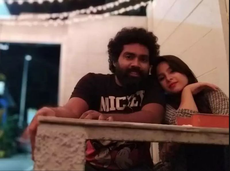 அந்த படத்தில் “பிரண்டு லவ் மேட்டரு பீல் ஆயிட்டா புள்ள ஆப் அடிச்சா கூல் ஆயிடுவா புள்ள” என்ற ஒற்றை டைலாக்கில் பட்டி, தொட்டி எல்லாம் பிரபலமானார். அதன் பின்னர் “மரகத நாணயம்” உள்ளிட்ட சில படங்களில் நடித்தார். 