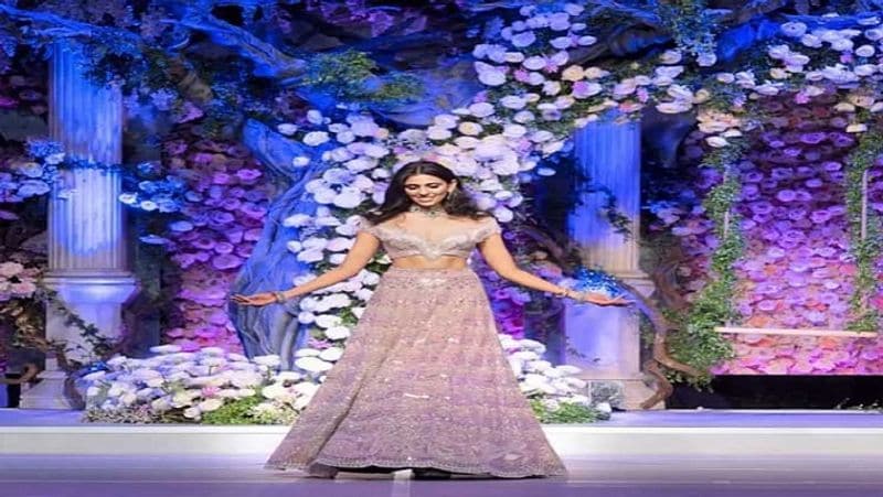 पिंक पर्सनलाइज्ड लहंगा
श्लोका मेहता और आकाश अंबानी की शादी के फंक्शन में लोगों की नजरें श्लोका मेहता पर ही टिकी थीं। अपनी शादी के प्री-वेडिंग संगीत में श्लोका मेहता फेमस डिजाइनर क्रेशा बजाज के डिजाइन किए हुए पिंक लहंगे में नजर आई थीं।
