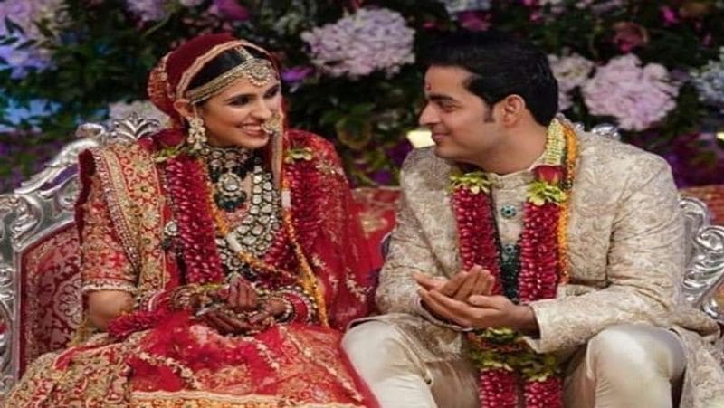 इंटरनेट पर छाया है यह लुक
इस लहंगे में श्लोका बेहद स्टनिंग नजर आ रही थीं। आज भी लोग उनके इस लुक को नहीं भूल पाए हैं। श्लोका मेहता का ब्राइडल लुक आज तक इंटरनेट पर ट्रेंड करता है।