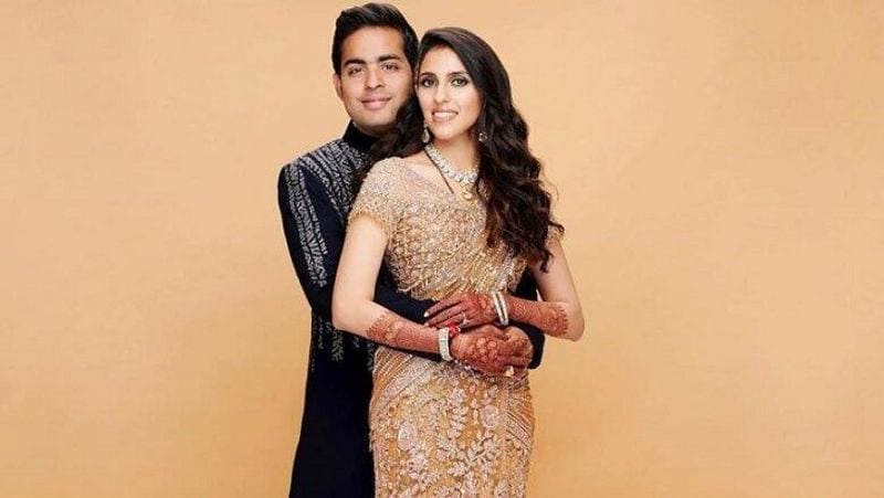 पर्सनलाइज्ड कराने का बढ़ा चलन
अब सेलिब्रिटीज के साथ हाई सोसाइटी के लोगों में भी शादी में पहने जानी वाली ड्रेसेस को पर्सनलाइज्ड कराने का चलन बढ़ता जा रहा है। इसमें लोग अपने अफेयर से जुड़ी हर खास बात और प्रेम कहानी को दर्ज करते हैं। ऐसा कराना काफी महंगा पड़ता है, लेकिन यह एक खास यादगार बन जाती है। 