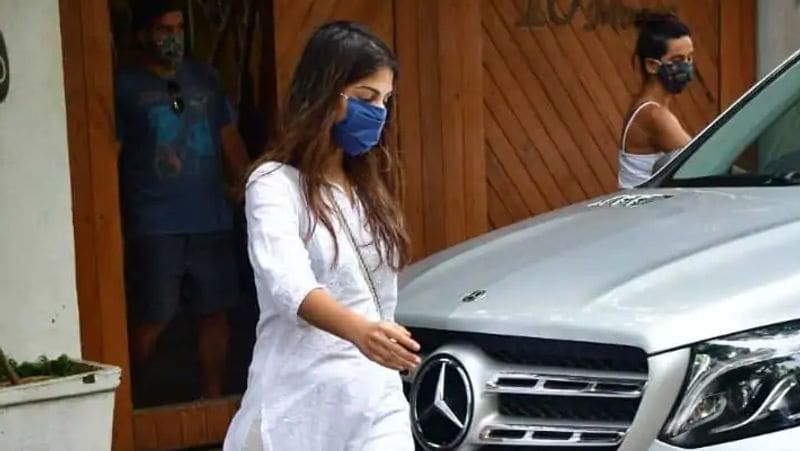 এছাড়াও একের পর এক ধর্ষণ এবং অস্রাব্য ভাষায় ভরে চলেছে কমেন্ট সেকশন। যা দেখার যোগ্যও নয়। এমন কোনও মানুষই বোধহয় নেই যে রিয়ার ছবি দেখে ক্ষোভ উগরে দিচ্ছে না।