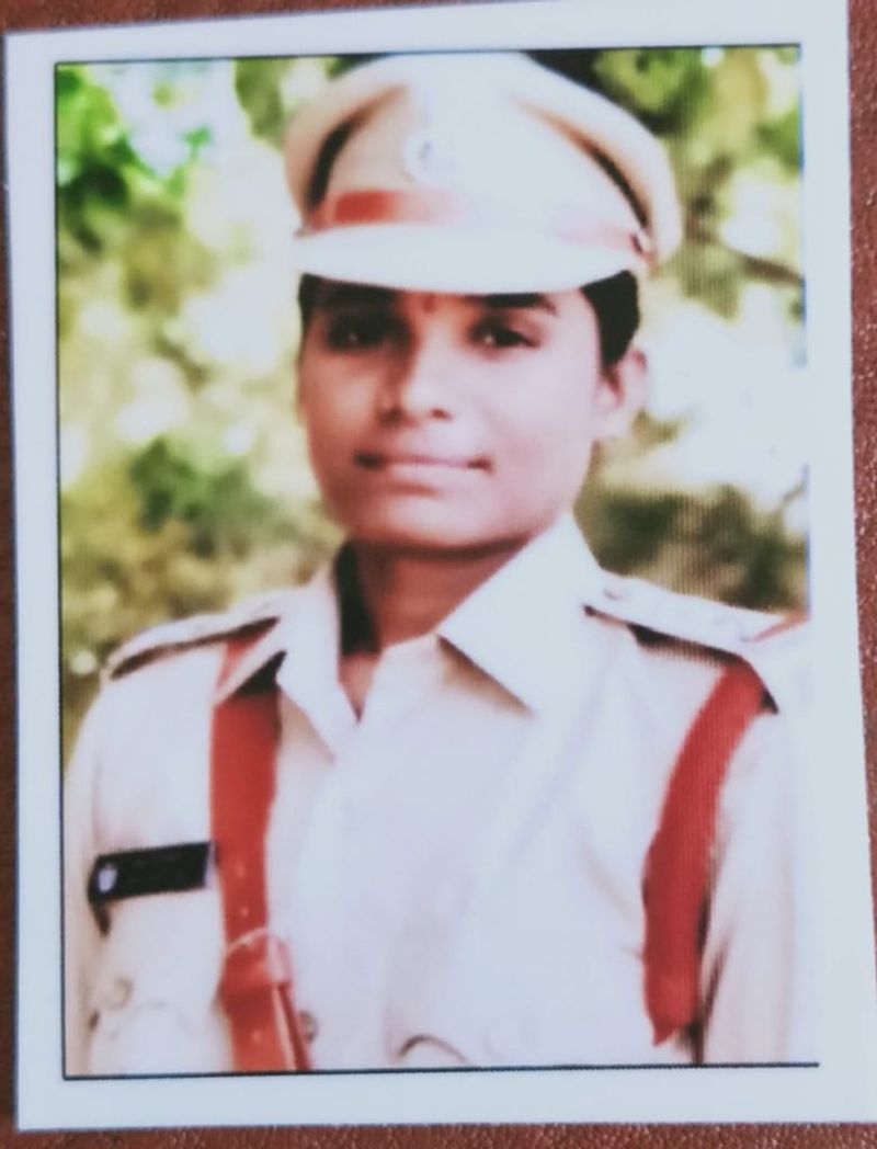 ये निकला नतीजा
यानी ‘कर्नाटक की रेवती ने UPSC परीक्षा में तीसरी रैंक हासिल की’, ये झूठा दावा 2017 से वायरल हो रहा है। सच ये है कि वे 2017 में आंध्रप्रदेश पुलिस की परीक्षा देने के बाद सब-इंस्पेक्टर चुनी गई थीं। सोशल मीडिया पर उनको लेकर झूठ फैलाया गया। रेवती यूं भी देश के सैकड़ों युवाओं की प्रेरणा हैं और उन्होंने मेहनत के बलबूते अपने सपने पूरे किए हैं। 