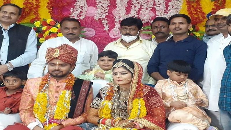 सांसद भानु प्रताप अपने ही बेटे के शादी में बिना मास्क के नजर आए। सोशल डिस्टेंसिंग का भी ख्याल नहीं रखा गया। कहा जा रहा है कि शादी में केंद्र की एडवायजरी के हटकर 50 से ज्यादा लोग शामिल हुए।