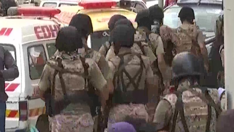 घायल लोगों में पीएसएक्स इमारत के बाहर तैनात पुलिस अधिकारी और सुरक्षा गार्ड भी शामिल हैं। वहीं आसपास के इलाकों को पुलिस और रेंजर्स के जवानों ने सील कर दिया है। पीएसएक्स इमारत के अंदर से लोगों को पीछे के दरवाजे से बाहर निकाला गया।