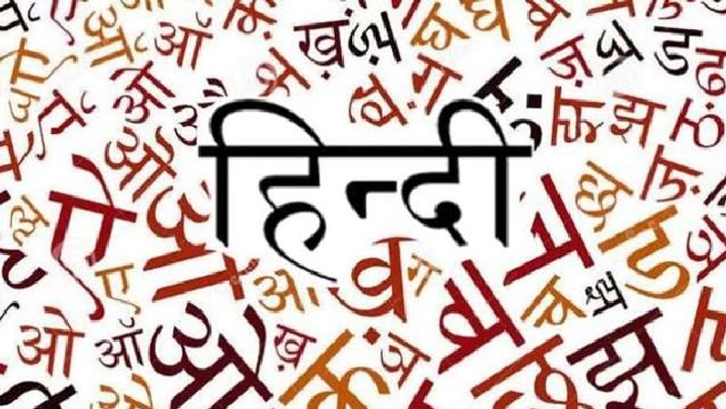 इस साल कुल 28.73 लाख छात्र हिन्दी पेपर में बैठे थे और इसमें से सिर्फ 23.45 लाख छात्र ही हिन्दी विषय में पास हो सके हैं। हिन्दी विषय में छात्रों का कुल पास प्रतिशत 81.64% रहा है।
