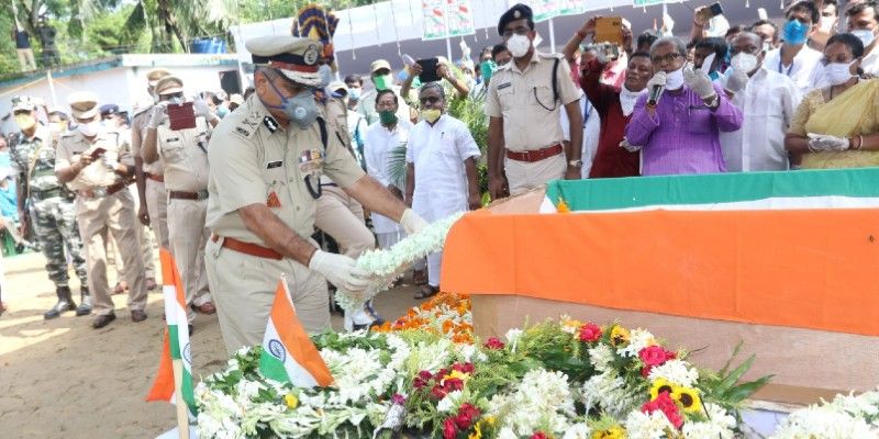 শুক্রবার দুপুরে কাশ্মীরের অনন্তনাগের সীমান্তে টহল দিচ্ছিলেন সিআরপিএফ জওয়ানরা। সীমান্তের ওপার থেকে অতর্কিতে হামলা চালায় জঙ্গিরা। শহিদ হন সবং-এর শ্যামল দে।