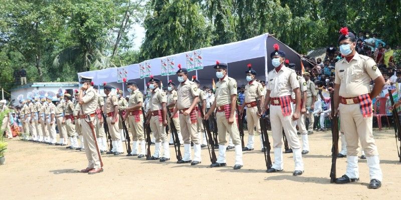 সিআরপিএফ-র ১৬৫ নম্বর ব্যাটেলিয়নের জওয়ান ছিলেন শহিদ শ্যামল দে। কাশ্মীর থেকে নিহত জওয়ানের কফিনবন্দি মেদিনীপুর শহরে পৌঁছয় শনিবার রাতে।