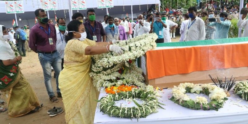 বাড়িতে দেহ রাখা ছিল বেশ কিছুক্ষণ। সেখান থেকে দেহ নিয়ে যাওয়া হয় সিংপুর প্রাথমিক বিদ্যালয়ের মাঠের অস্থায়ী মঞ্চে। রীতিমাফিক শহিদ জওয়ানকে শেষশ্রদ্ধা জানান সিআরপিএফের ডিজি প্রদীপ কুমার সিং, কমান্ডিং অফিসার বিনোদ কুমার, জেলা পুলিশ সুপার দীনেশ কুমার-সহ সিআরপিএফ ও রাজ্য পুলিশের আধিকারিকরা।