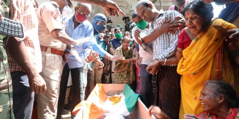 গ্রামের স্কুলের মাঠেই শেষকৃত্য সম্পন্ন হয় শহিদ শ্যামল দে-এর। শেষকৃত্যে হাজির ছিলেন ঘাটালের তৃণমূল সাংসদ দেব, জেলার প্রাক্তন পুলিশ সুপার ও বিজেপি নেত্রী ভারতী ঘোষ-সহ একাধিক রাজনৈতিক ব্যক্তিত্বরা।