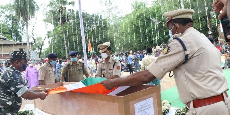 পরিবারের একমাত্র রোজগেরে সদস্য ছিলেন শ্যামল। ২০১৫ সালে সিআরপিএফ-এ যোগ দেন তিনি। কর্মজীবন পাঁচ বছরের বেশি স্থানীয় হল না। জঙ্গিদের নৃশংস হামলায় সব শেষ।