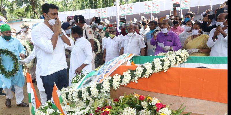 গত ডিসেম্বরে শেষবার ছুটিতে বাড়িতে এসেছিলেন। ছেলের জন্য এবার মেয়ে দেখার পর পরিকল্পনা করে ফেলেছিলেন শহিদ শ্যামল দে-র পরিবারের লোকেরা।