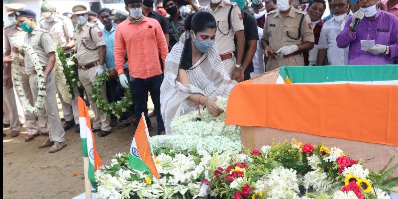 গ্রামের ছেলের বীর সন্তানের অপেক্ষার আড়াই দিন রাত জেগেছে সবং-এর সিংপুর গ্রাম। কারও বাড়িতে রান্না হয়নি।