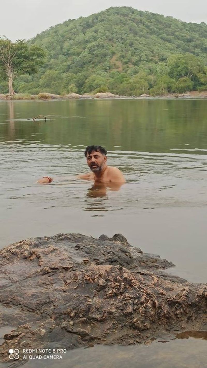 ನನ್ನ ಶಾಲಾ ಹಾಗೂ ಕಾಲೇಜು ದಿನಗಳಲ್ಲಿ ನಾನು ಮತ್ತು ನನ್ನ ತಂದೆಯೊಂದಿಗೆ ಇದೇ ಸ್ಥಳದಲ್ಲಿ ಮೀನು ಹಿಡಿಯುತ್ತಿದ್ದ ಮತ್ತು ನದಿಯಲ್ಲಿ ಈಜಾಡುತ್ತಿದ್ದ ಕ್ಷಣಗಳು ಮತ್ತೊಮ್ಮೆ ಕಣ್ಣ ಮುಂದೆ ಹಾದುಹೋದವು ಎಂದು ಬರೆದುಕೊಂಡಿದ್ದಾರೆ.