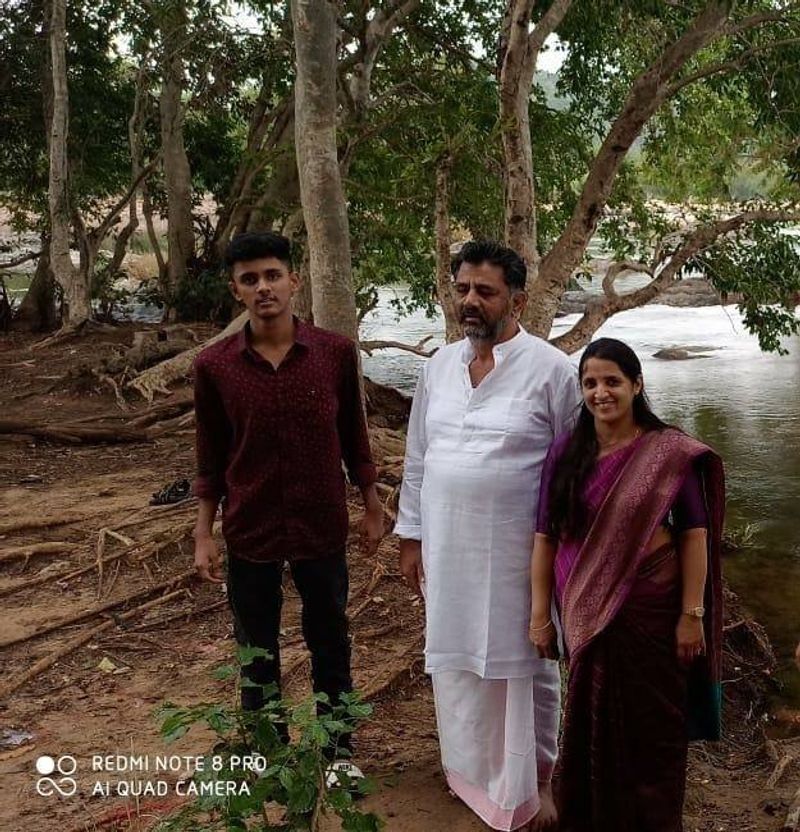 ಕಳೆದ ವಾರ ಸಂಭವಿಸಿದ ಸೂರ್ಯ ಗ್ರಹಣದ ನಂತರ ಈಶ್ವರ ದೇವಸ್ಥಾನದಲ್ಲಿ ಪೂಜೆ ಸಲ್ಲಿಸಿದ ಡಿಕೆ ಶಿವಕುಮಾರ್ ನದಿಯಲ್ಲಿ ಈಜಾಡಿದರು.