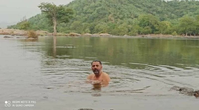 ಸಂಗಮದ ಬಳಿಯ ಕಾವೇರಿ ನದಿಯಲ್ಲಿ ಈಜಾಡಿದರು.