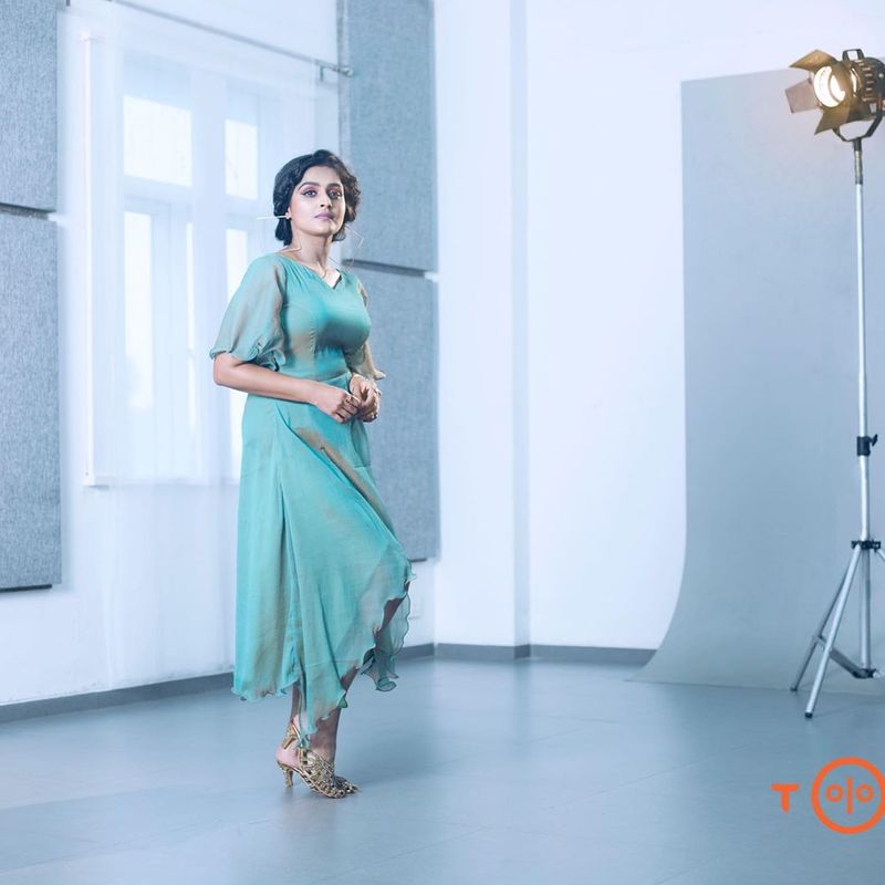 மாடெல்லிங் ட்ரெஸ்ஸில் கலக்கும் ரம்யா 