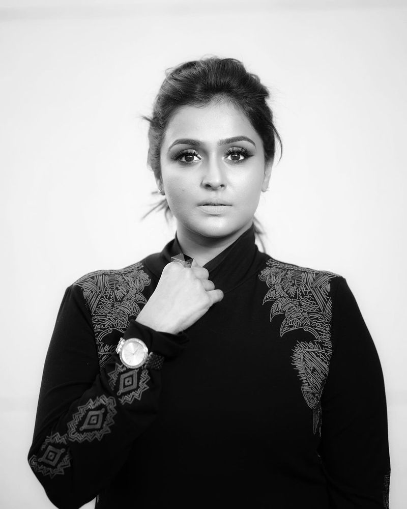 கருப்பு வெள்ளை புகைப்படத்தில் ரம்யா நம்பீசன் 