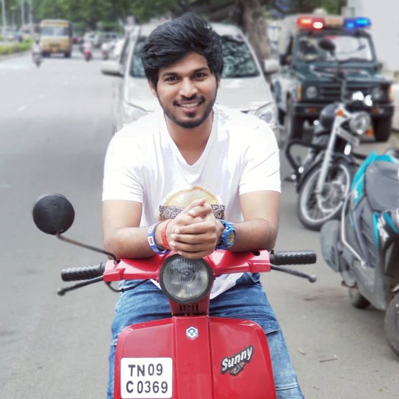 கண்ணும் கண்ணும் கொள்ளையடித்தல் படத்தில் ஹீரோயின் ஓடிடு போகும் வண்டி அதில் ஒரு புகைப்படம் 