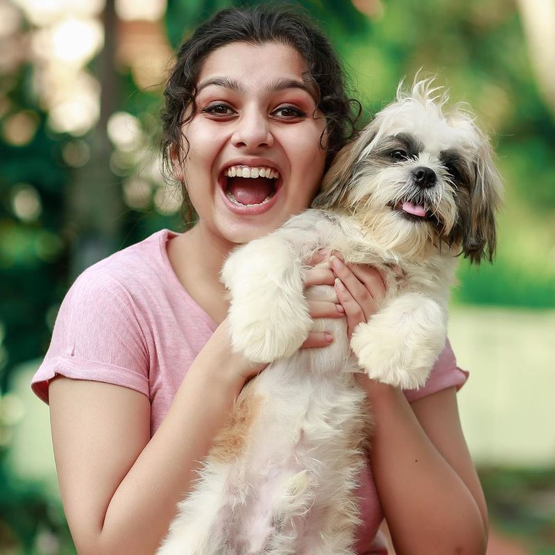 கையில் செல்ல நாய் குட்டியை வைத்து போஸ் கொடுக்கும் நிரஞ்சனா 