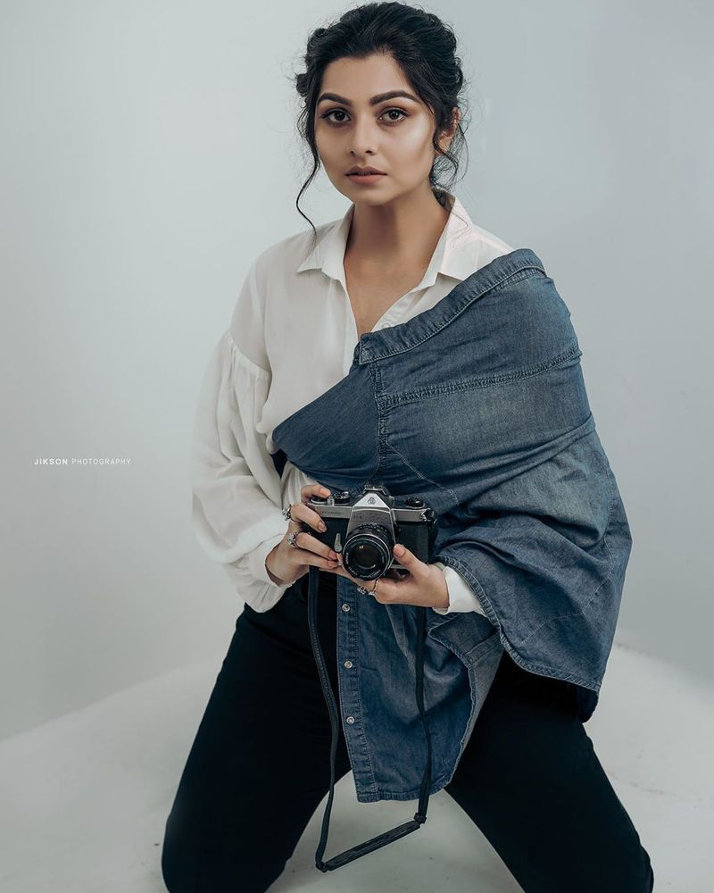 புகைப்படம் எடுப்பதற்கு புகைப்பட கருவியை பயன் படுத்தும் நிரஞ்சனா 