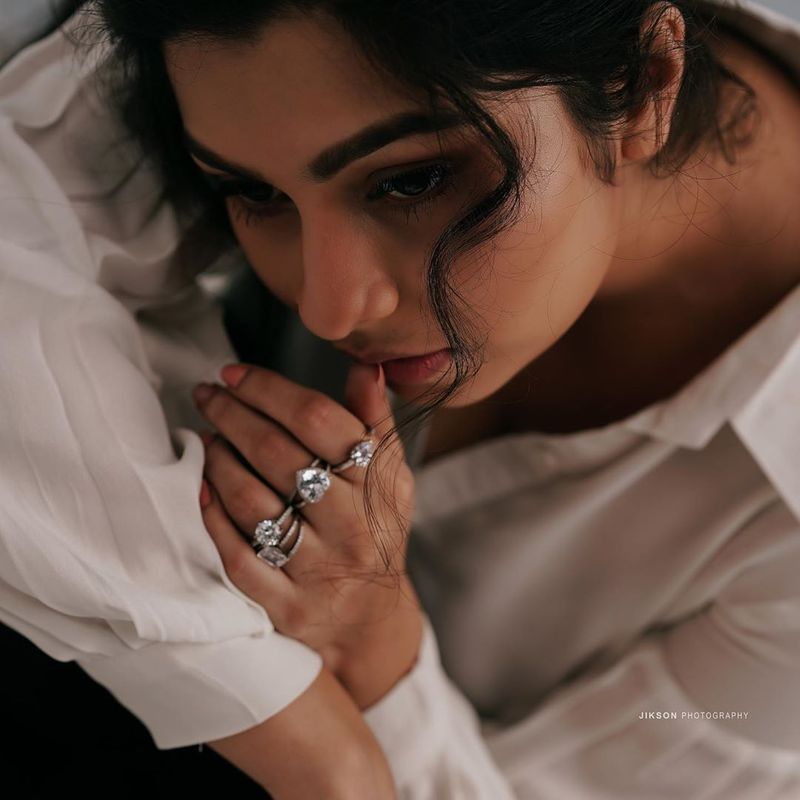 கண்விழியில் கொள்ளையடிக்கும் நிரஞ்சனா 