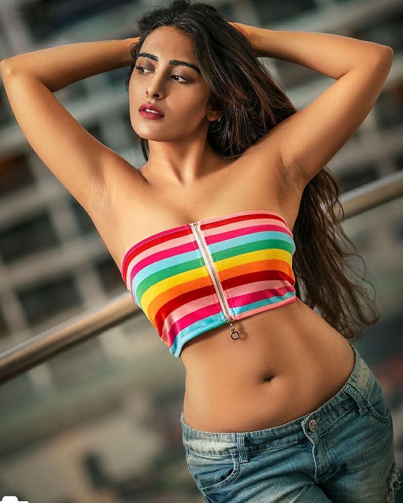கலர் கலராய் டிரஸ் போட்டு கலக்கும் ஜினல் 