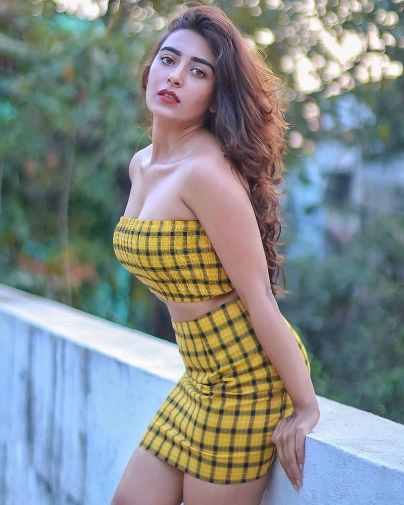 கவர்ச்சியில் ரசிகர்களை ஈர்க்கும் ஜினல் 