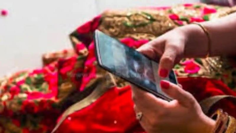 बहन के यहां आने जाने से सबसे छोटी बहन की जान पहचान उसके चचेरे देवर दीपक से हो गई। बाद में दीपक रामनगर स्थित उनके घर भी आने जाने लगा। एक दिन दीपक उसकी बहन को घुमाने के बहाने ले गया और उसकी अश्लील वीडियो के साथ तस्वीरें ले ली। (प्रतीकात्मक फोटो)