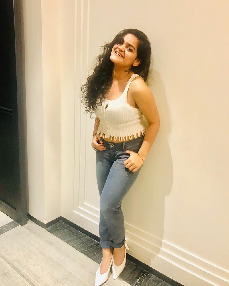 சில போஸ்கள் அப்படியே அக்காவின் காப்பி 