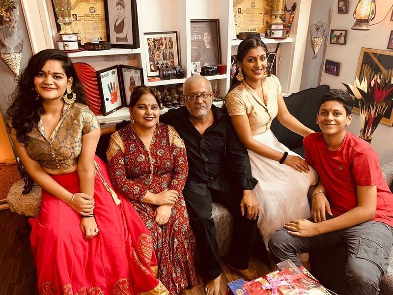 இப்போது அக்காவிற்கு போட்டியாக கவர்ச்சி களத்தில் குதித்துள்ள யாஷிகா ஆனந்தின் தங்கை ஓஷின் ஆனந்தை வெளியிடும் போட்டோஸை பார்த்து இன்ஸ்டாவிற்கே மூச்சு முட்டுகிறது. 