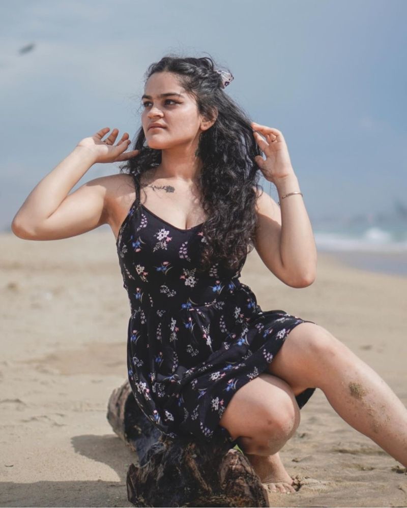 அக்காவைப் போலவே சினிமாவில் நடிகையாக வேண்டும் என்பதற்காக அவரை அப்படியே பாலோப் செய்கிறார். 