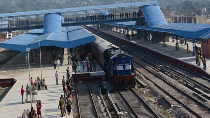 Indian Railways will get mask sanitizer and pillow at the station itself kpn Indian Railways will get mask sanitizer and pillow at the station itself kpn