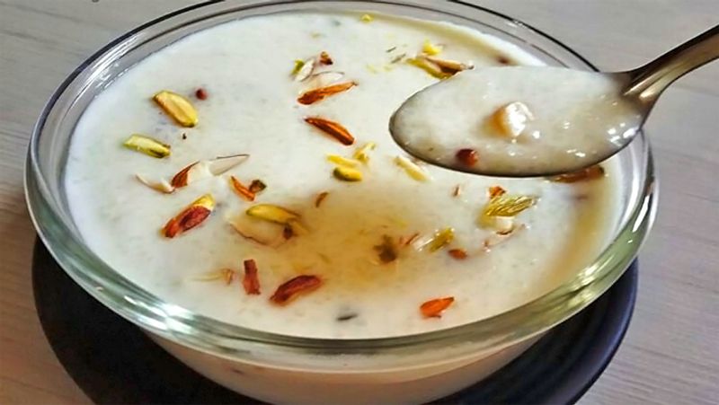 2. देवशयनी एकादशी पर भगवान विष्णु को खीर, पीले फल या पीले रंग की मिठाई का भोग लगाएं।
