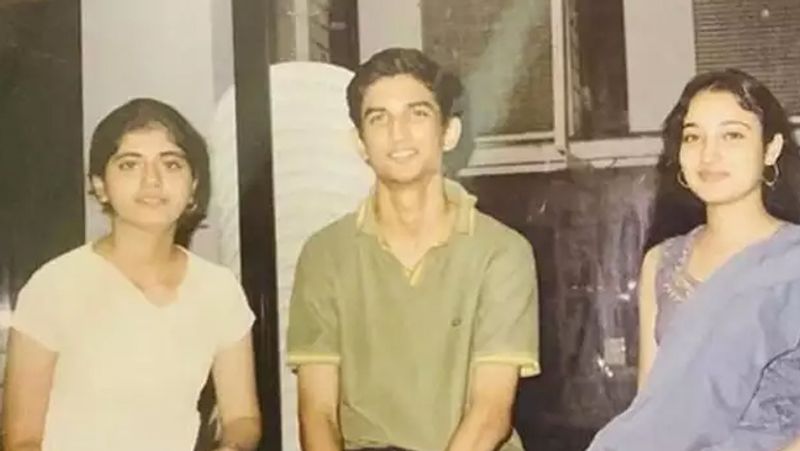 सोशल मीडिया पर वायरल हो रही फोटो में सुशांत सिंह राजपूत अपनी दो दोस्तों के साथ नजर आ रहे हैं। कॉलेज के दिन की इस तस्वीर को देखने के बाद सुशांत को एक बार पहचानना मुश्किल हो सकता है। उन्होंने टी-शर्ट पहन रखा है।
