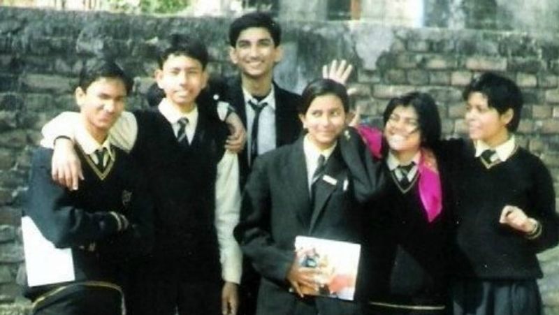 वायरल फोटो में सुशांत सिंह राजपूत काफी दुबले-पतले नजर आ रहे हैं। उनके फैंस रोजाना यादों के पिटारों से कुछ न कुछ निकालकर ले आते हैं।
