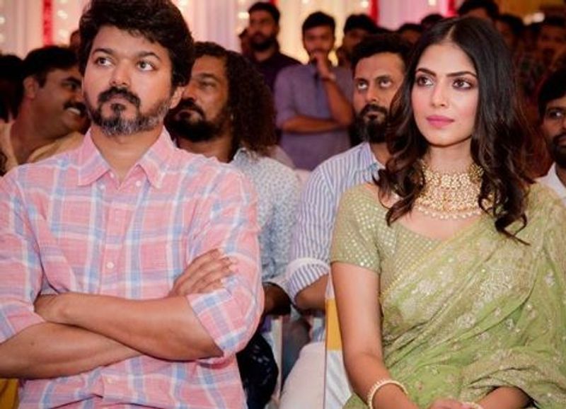 ஒரே படத்தில் ஓஹோ என அடித்த ஜாக்பாட்டால் தலைவரைத் தொடர்ந்து தளபதியின் படித்தில் நடிக்க கமிட்டானார். 