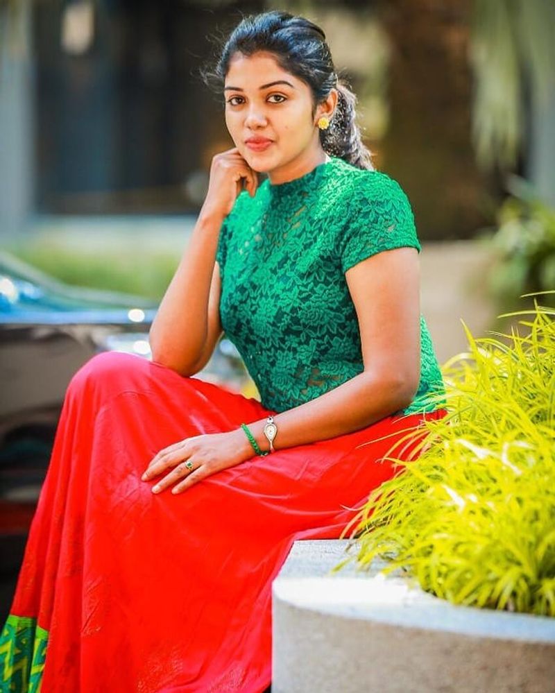 பச்சை கிளி போல் இருக்கும் ரித்விகா 