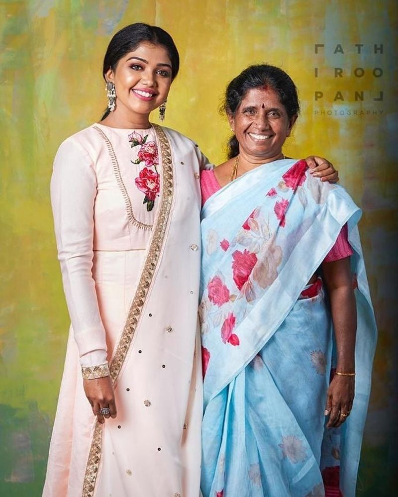 ரித்விகாவின் தாய் சுமதி 