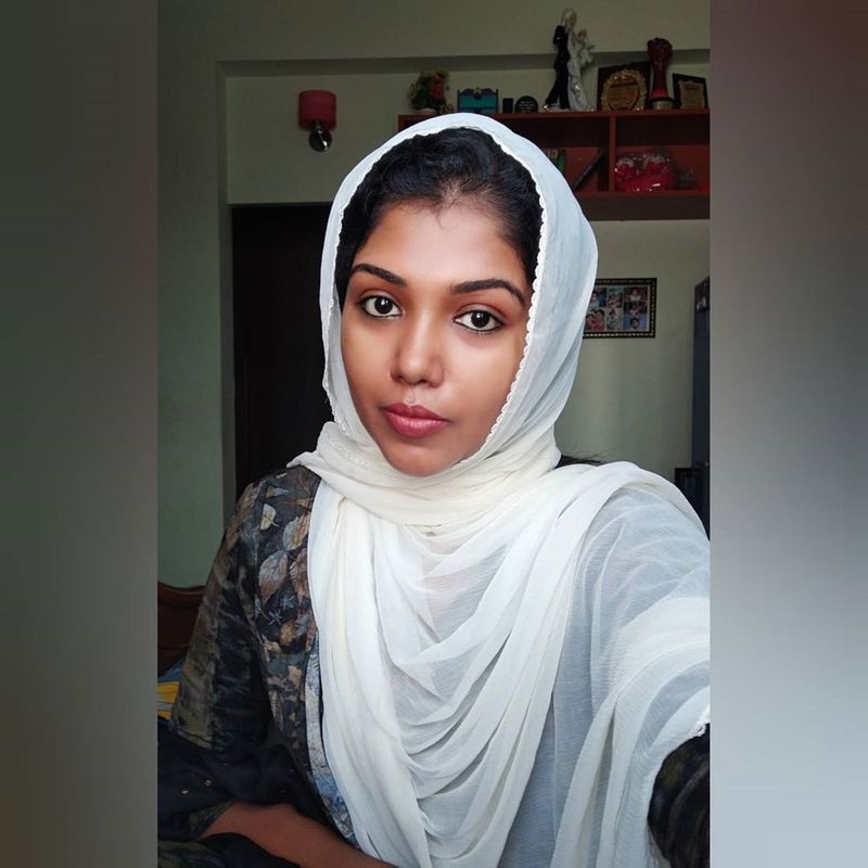 முஸ்லீம் பொண்ணு மாதிரி போஸ் கொடுக்கும் ரித்விகா 