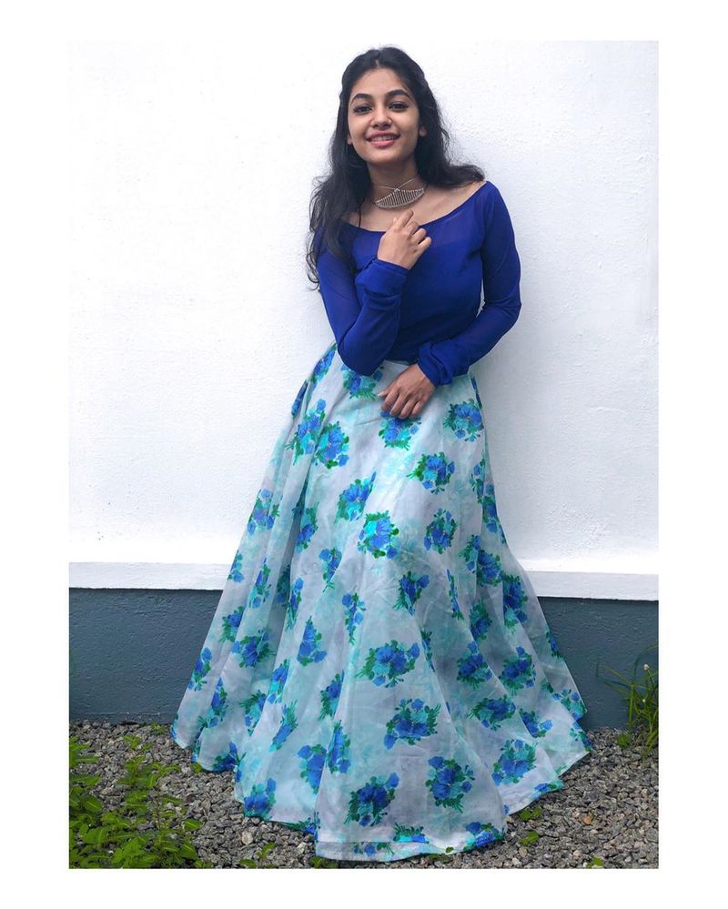 குழந்தை போல் கவுன் போட்டு அசத்தும் இவானா 