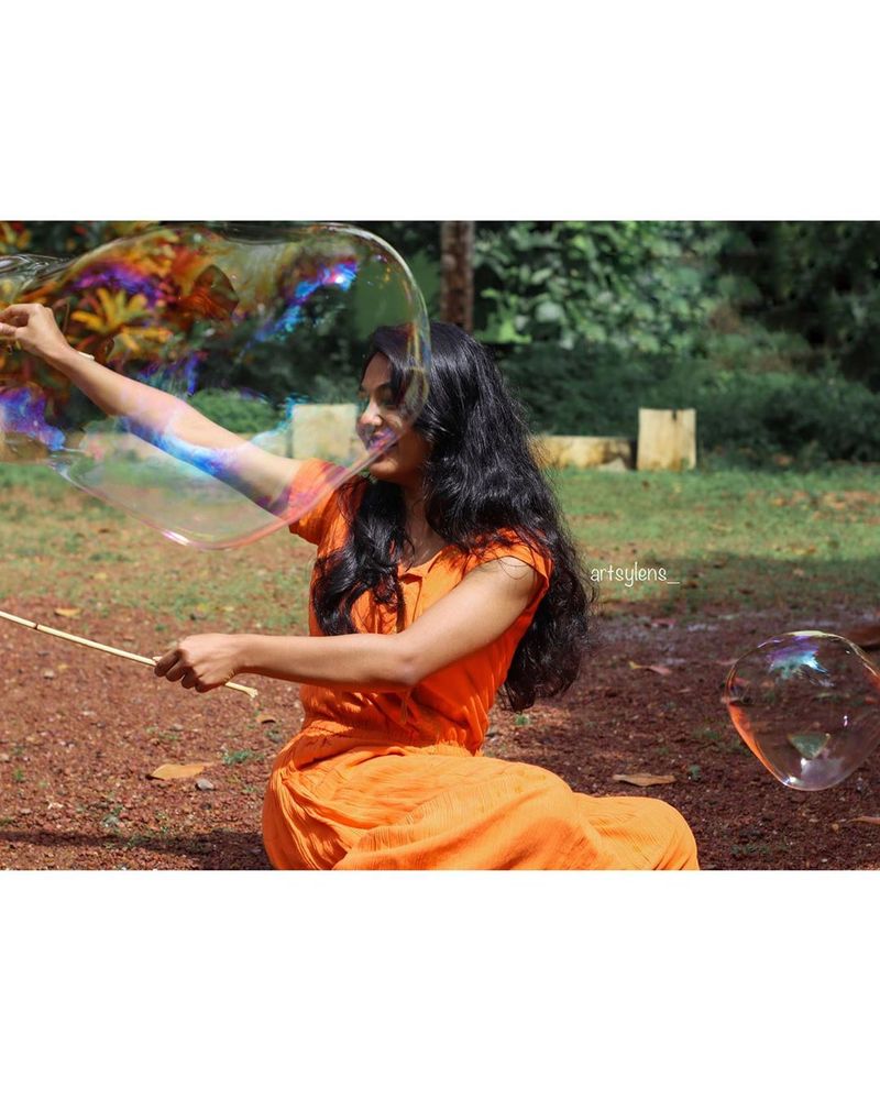 குழந்தை போல் முட்டை விட்டு விளையாடும் இவானா 