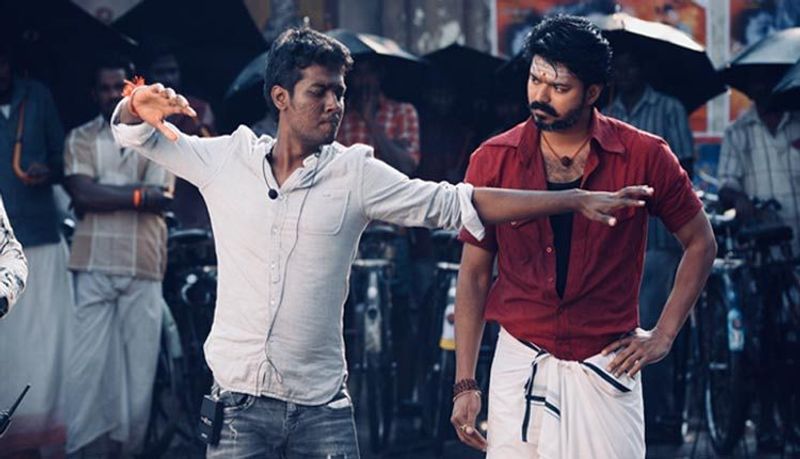 இளையதளபதி விஜய்யை வைத்து படம் இயக்க, பல இயக்குனர்கள் காத்திருக்கும் நிலையில், தெறி, மெர்சல், பிகில் என அடுத்தடுத்து மூன்று படங்களை ஒன்று சேர்ந்த போல் இயக்கி, கோலிவுட் திரையுலகையே ஆச்சர்யப்பட வைத்தவர் அட்லீ.