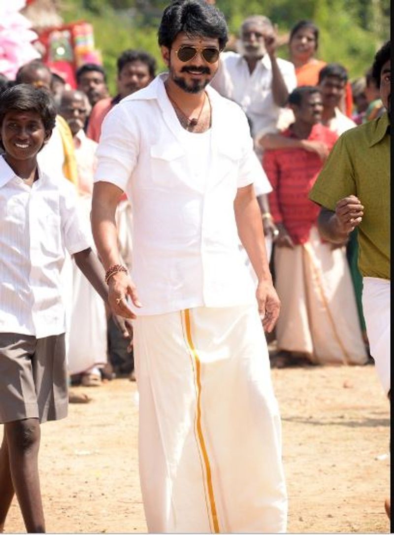 அதை சரியாக பயன்படுத்திக் கொண்ட அட்லி ‘மெர்சல்’ படத்தில் விஜய்க்கு வேட்டி, சட்டை மாட்டிவிட்டு, முறுக்கு மீசையில் கெத்தாக அசத்த வைத்தார். அத்தோடு மட்டுமல்லாது, “ஆளப்போறான் தமிழன்” என்ற பாட்டையும் போட்டு விஜய்யின் அரசியல் ஆசைக்கு வெறியேற்றினார். 