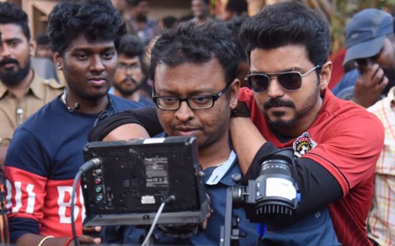 போலீஸ், கிராமத்து நாயகன் என விதவிதமாக விஜய்க்கு கெட்டப் மாற்றி அழகு பார்த்த அட்லி, ‘பிகில்’ திரைப்படத்தில் ராயப்பன், மைக்கேல் என இரண்டு கதாபாத்திரங்களை அறிமுகம் செய்தார். 